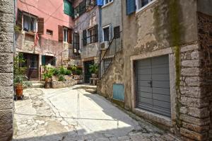 alejka w starym budynku z garażem w obiekcie Lighthouse Montalbano w Rovinj