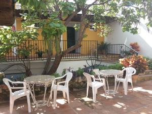 トレモリノスにあるヴィラ アルベロの建物前のテーブルと椅子2つ