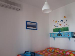 サンタ・マリア・アル・バーニョにあるCasa Lisettaのベッドルーム1室(ベッド1台、壁に青い棚付)