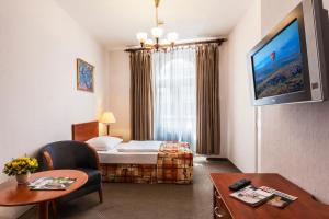 a hotel room with a television and a bed at Danubius Hotel Gellért in Budapest
