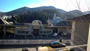 un edificio con un coche aparcado en un aparcamiento en Maison Saint Matteo, en Lourdes