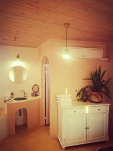 a bathroom with a sink and a counter with a mirror at Hamitzpa- Desert Hosting in Ezuz in ‘Ezuz