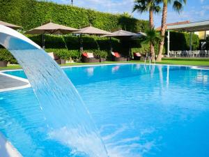 Bazén v ubytování Hotel Giulia Ocean Club nebo v jeho okolí