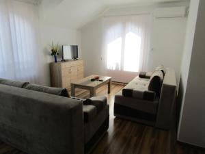 A seating area at Apartment and rooms Konak