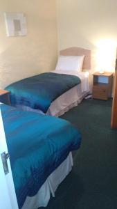 um quarto de hotel com duas camas e uma mesa em Castle View B&B em Freshford
