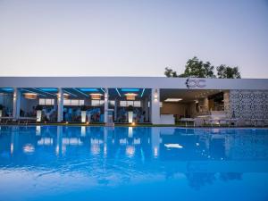 Bazén v ubytování Hotel Giulia Ocean Club nebo v jeho okolí