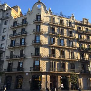 バルセロナにあるホスタル バルセロナ トラベルの大きな建物