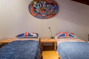 1 dormitorio con 2 camas y espejo en la pared en B&B Ca'neva, en Cividale del Friuli