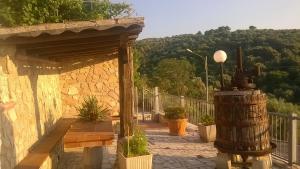 un balcón de una casa con vistas a la montaña en Case Vacanze Zaffarano, en San Menaio