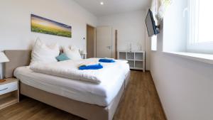 Un pat sau paturi într-o cameră la Penthouse Ferienwohnung Loft