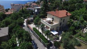widok z lotu ptaka na dom w mieście w obiekcie Apartments Galatea with garage parking w mieście Opatija