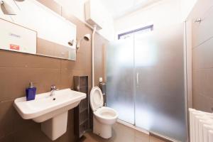 Un baño con inodoro, lavabo y ducha. en OstellOlinda, en Milán 55 fotos más