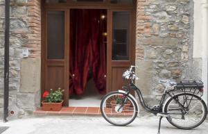 una bicicleta estacionada frente a un edificio con una puerta en Casa Vacanze Camastra, en Santo Stefano di Camastra