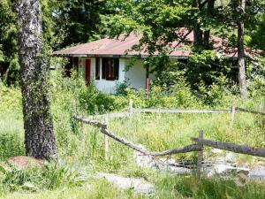 ein Haus mit einem Zaun davor in der Unterkunft Ferien- & Freizeitpark Grafenhausen in Grafenhausen