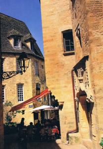 サルラ・ラ・カネダにあるLes Toits de Sarlatの建物前の車寄せ