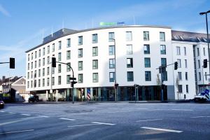 un bâtiment blanc au coin d'une rue dans l'établissement Holiday Inn Express - Siegen, an IHG Hotel, à Siegen