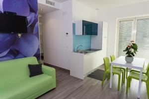 モンテコーリチェにあるVilla D'Eliteのリビングルーム(緑のソファ、テーブル付)