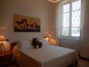 ラ・スペツィアにあるLe Agavi del Golfoの寝室のベッドに座るテディベア