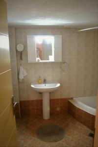 A bathroom at To Spitaki