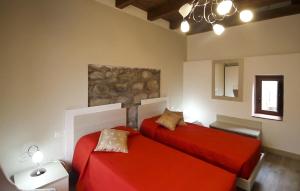1 dormitorio con 2 camas rojas y espejo en Casa Vacanze Camastra, en Santo Stefano di Camastra