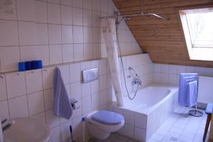 y baño con aseo, bañera y lavamanos. en Gästehaus Fichtelgebirgsblick en Stammbach