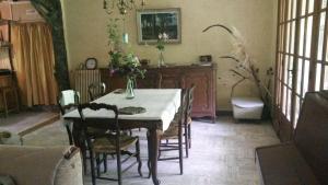 een eetkamer met een tafel en stoelen bij l'estanquet in Eauze