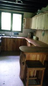 een keuken met een houten aanrecht en een wastafel bij l'estanquet in Eauze