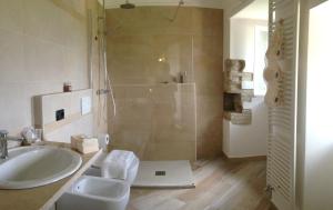 A bathroom at La terrazza fio...Rita