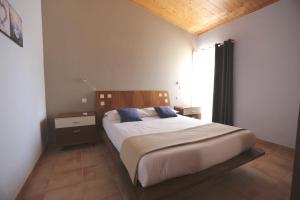 a bedroom with a large bed with a wooden headboard at Quinta do Pinheiro Manso - Holidays Villa - Marinha Beach in Carvoeiro +41 photos