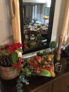 克尼斯納的住宿－海濱旅舍，盘子里的水果和蔬菜