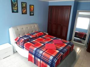 - une chambre avec un lit rouge et bleu dans l'établissement Apartamento Perla del Caribe, à Santa Marta 30 autres photos