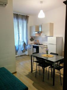 アグローポリにあるSweet Home Cilentoのキッチン(テーブル、椅子付)