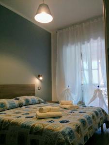 アグローポリにあるSweet Home Cilentoのベッドルーム1室(ベッド2台、タオル付)