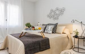 uma cama com uma bandeja de frutas em Trave - Bayona em Pamplona