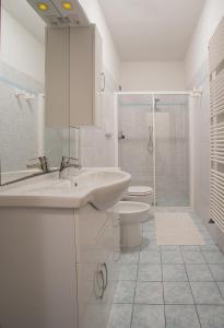 ヴィンチにあるAgriturismo Il Piastrinoの白いバスルーム(洗面台、トイレ付)