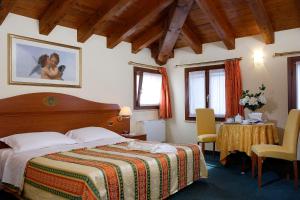 Un pat sau paturi într-o cameră la Hotel Antico Moro