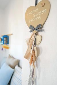 布拉卡的住宿－Home Sweet Home，挂在墙上的心形家庭甜蜜的家居标志