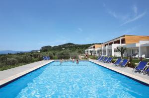 un gruppo di persone nella piscina di un hotel di Appartamenti Bellavista a Bardolino