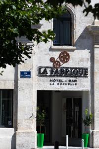 un edificio con una señal para una boda-degustación en Hôtel La Fabrique, en La Rochelle