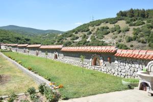 een rij huisjes op een heuvel met bloemen bij Villa Marija - Izgrev in Star Dojran