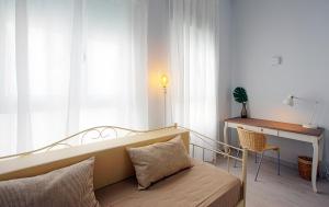 バレンシアにあるOttoH Charm Stayのベッドルーム1室(ベッド1台、デスク、テーブル付)
