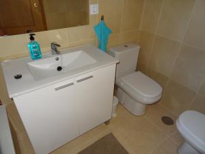 A bathroom at Apartament Lazurowy