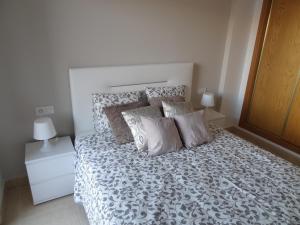 A bed or beds in a room at Apartament Lazurowy