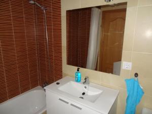 A bathroom at Apartament Lazurowy