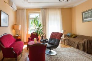 un soggiorno con due sedie e un divano di Villa Neuwirth a Greifenstein