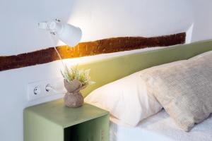 Een bed of bedden in een kamer bij OttoH Charm Stay