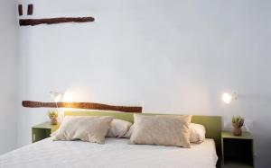 Postel nebo postele na pokoji v ubytování OttoH Charm Stay