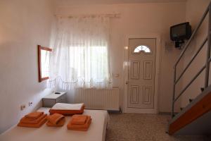 two beds in a room with a window and a door at Villa Stegiovana in Stavros