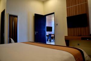 Tempat tidur dalam kamar di Padadita Beach Hotel
