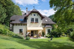 una casa con techo y patio en Villa Neuwirth, en Greifenstein